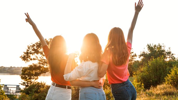 Drei Frauen in der Natur