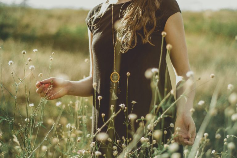 Frau in Blumenwiese